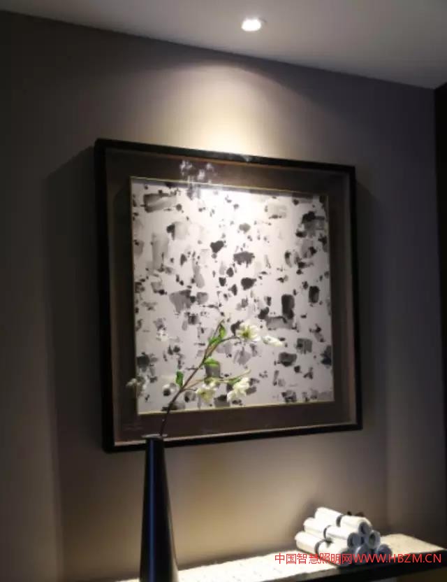 ▲ 通過射燈提供局部照明，突出藝術(shù)品