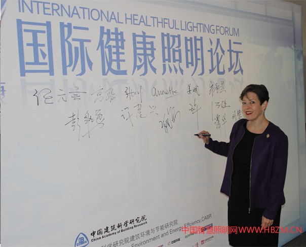 國際照明委員會第三分部部長Jennifer A.Veitch，Ph.D.在2017國際健康照明論壇簽字