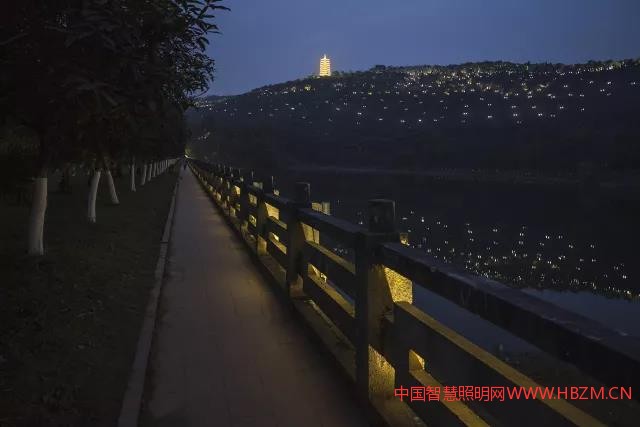 照母山遠(yuǎn)景似繁星點(diǎn)點(diǎn)