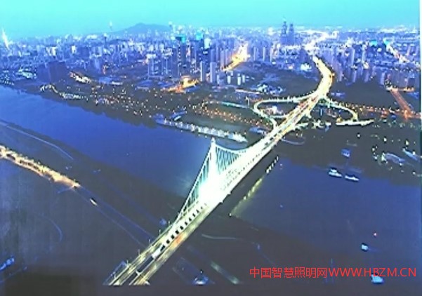 河西地區(qū)和江心洲之間的這個(gè)夾江大橋