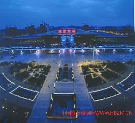 廣場上這個(gè)柱燈的選擇也是一個(gè)折扇的造型