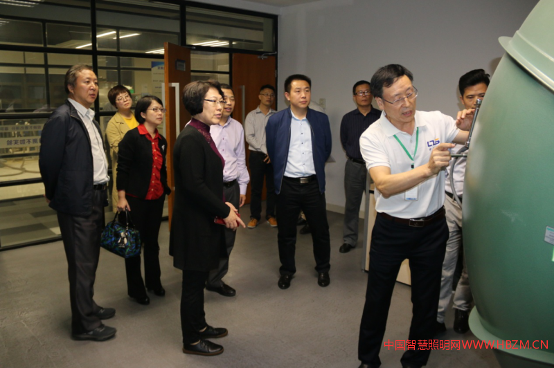 ▲華標(biāo)檢測總經(jīng)理彭照富（右）向國家發(fā)改委產(chǎn)業(yè)協(xié)調(diào)司副巡視員李忠娟（左）介紹光電測試