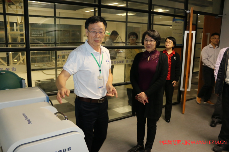 ▲國家發(fā)改委產(chǎn)業(yè)協(xié)調(diào)司副巡視員李忠娟（右）參觀華標(biāo)檢測實(shí)驗(yàn)室