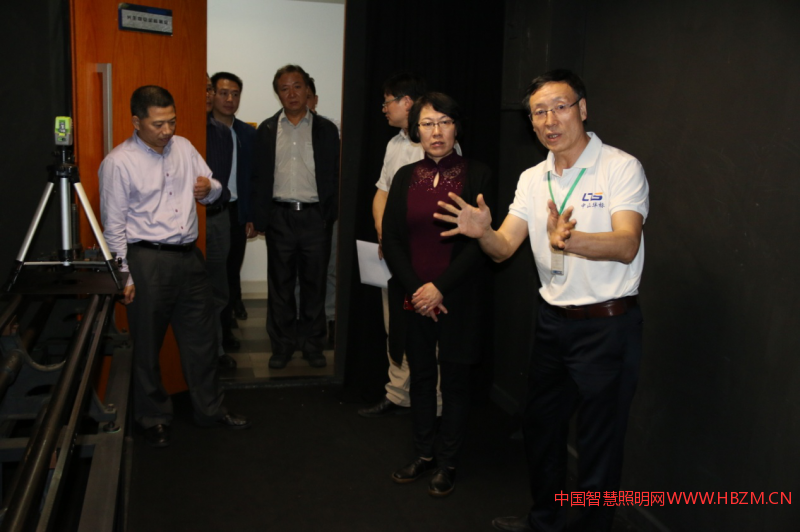 ▲彭總向各位領(lǐng)導(dǎo)介紹燈具產(chǎn)品光度分布測試