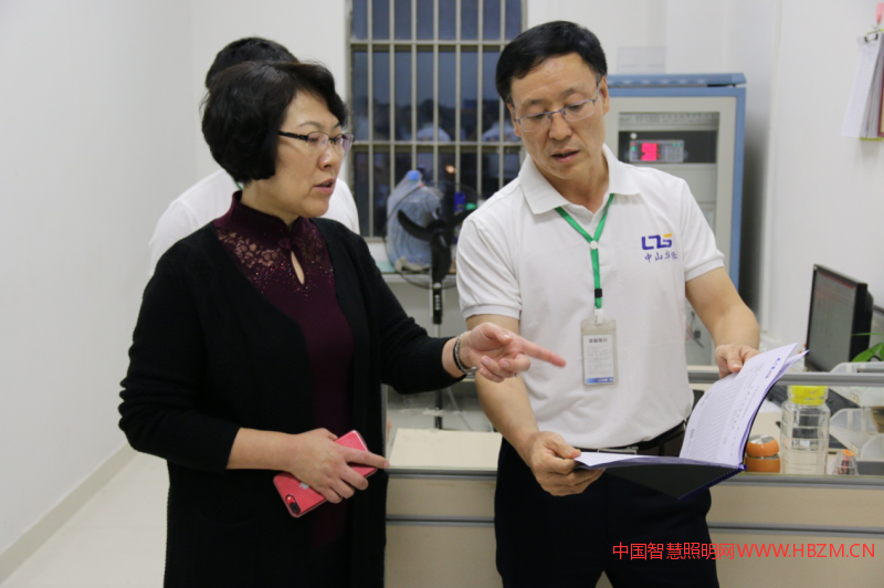 ▲彭總向李忠娟副巡視員匯報(bào)測試數(shù)據(jù)及流程