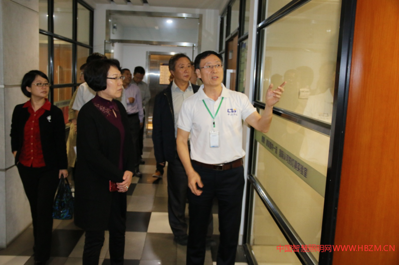 ▲彭總向各位領(lǐng)導(dǎo)介紹華標(biāo)實(shí)驗(yàn)室