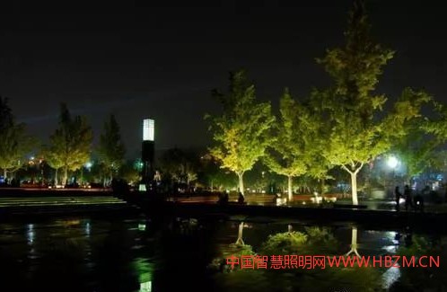 較為適合的對(duì)園林植物的夜景照明光源，如熒光燈、LED光源。