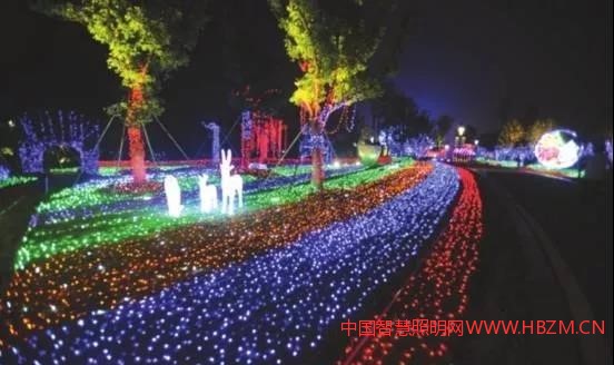 白光能夠較為自然細(xì)致地表現(xiàn)植物的自然色，使人感覺植物明確、清晰，尤其金屬鹵化物的白光照明能夠體現(xiàn)植物的層次感。 