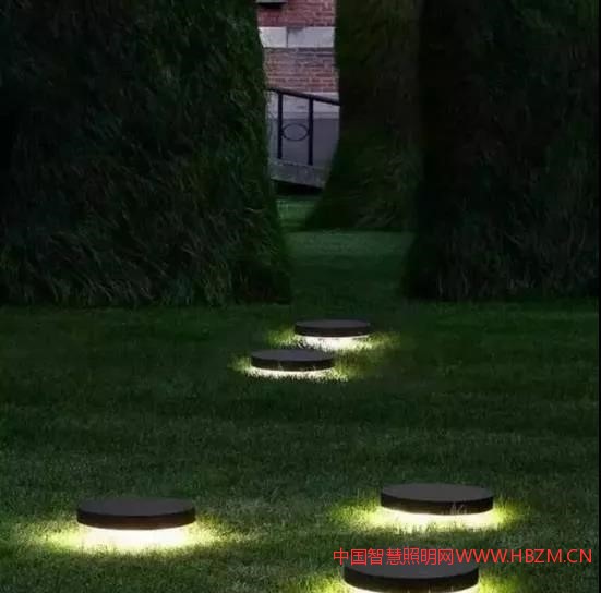  泛光燈：配裝金鹵燈、鈉燈光源，用于高大喬木、大片灌木、草坪的照明。 