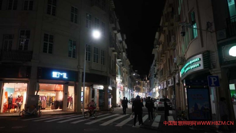 廈門大同街，LED冷白的光