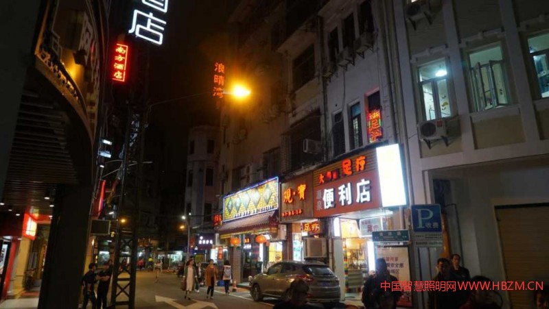 鈉燈的光讓城市回歸古樸