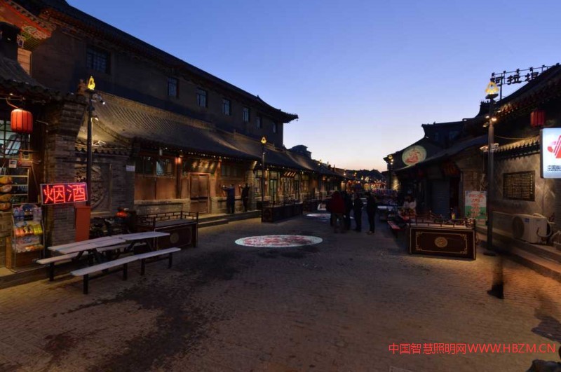 淡淡的煙塵色的燈光，不火不燥，盡顯歷史變遷