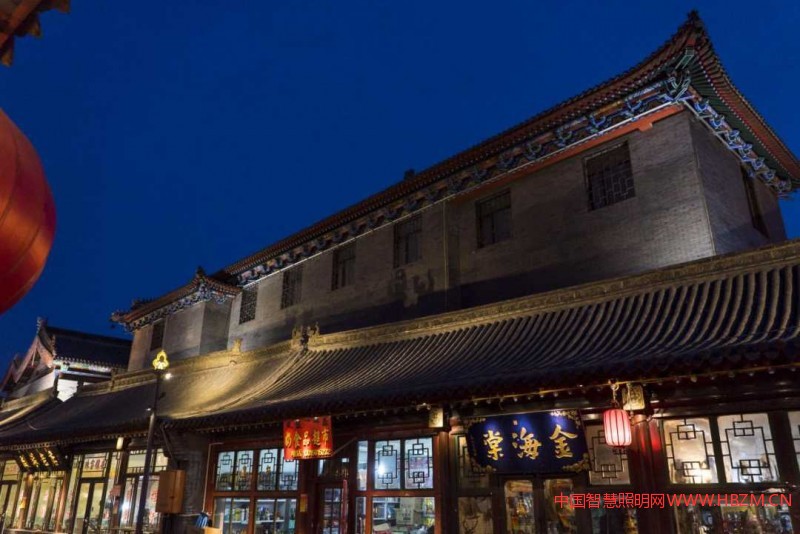 燈光只對必要的建筑構(gòu)件塑型