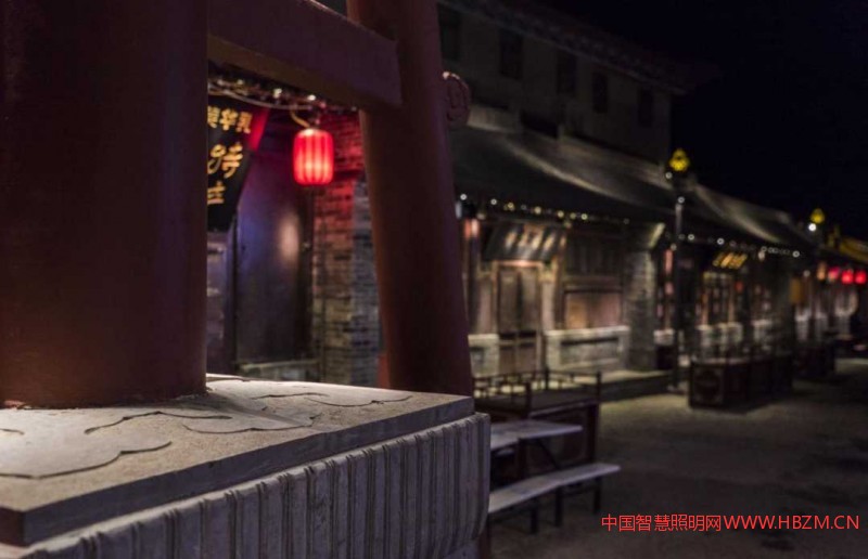 這就是射燈所營造的戲劇感和情景感