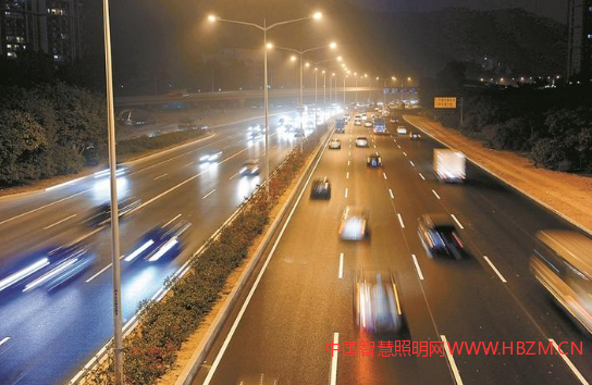 ▲北環(huán)大道安托山路段夜晚路燈明亮