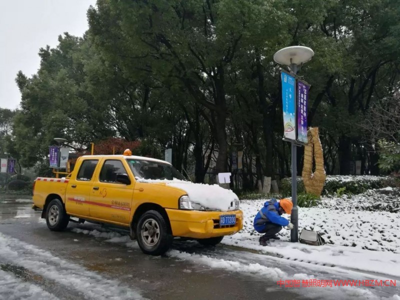  照明處成立了應(yīng)急指揮部，由單位領(lǐng)導(dǎo)帶班值守，相關(guān)部門及人員為指揮部成員。