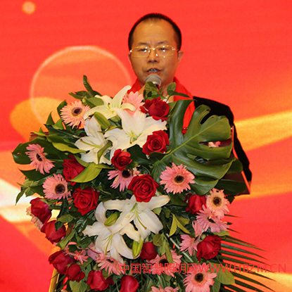 ▲中山市湖南商會(huì)LED專(zhuān)業(yè)委員會(huì)會(huì)長(zhǎng)彭繼輝致歡迎詞