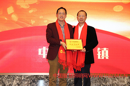 許鐵輝聯(lián)席會(huì)長(zhǎng)向彭繼輝會(huì)長(zhǎng)頒發(fā)突出貢獻(xiàn)獎(jiǎng)