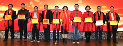 喻銀芝榮譽(yù)會(huì)長(zhǎng)頒發(fā)優(yōu)秀會(huì)員企業(yè)牌