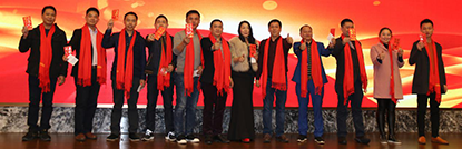 商會(huì)廖志宏、蔡愛(ài)文執(zhí)行會(huì)長(zhǎng)抽二等獎(jiǎng)