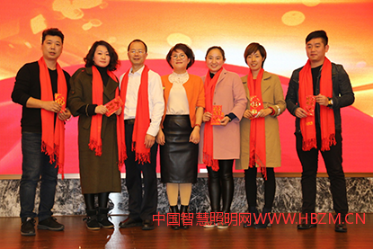 彭繼輝會(huì)長(zhǎng)、喻銀芝榮譽(yù)會(huì)長(zhǎng)抽一等獎(jiǎng)