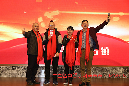 商會(huì)聯(lián)席會(huì)長(zhǎng)許鐵輝、執(zhí)行會(huì)長(zhǎng)胡永君抽特等獎(jiǎng)