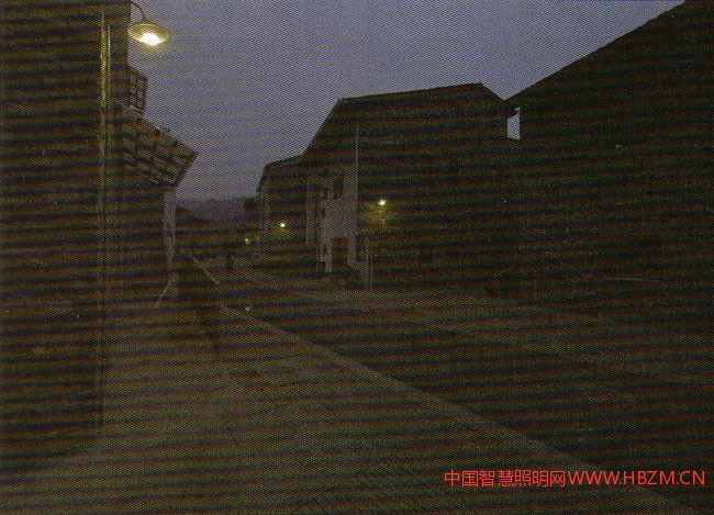 關(guān)于鄉(xiāng)土以及鄉(xiāng)土照明的實踐性思考圖5山墻上撞的路燈