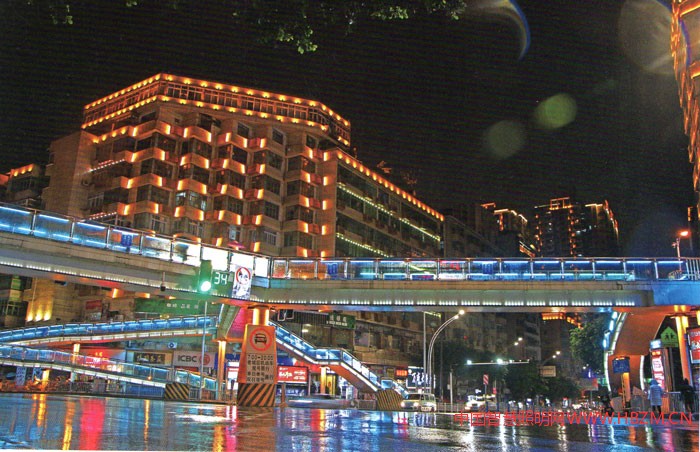 除了靚麗的路燈將夜間的城區(qū)道路照得透亮，各種亮化投射燈具更勾勒出美麗達(dá)州的夜景輪廓，城市夜景具有更加豐富的層次感和立體感。