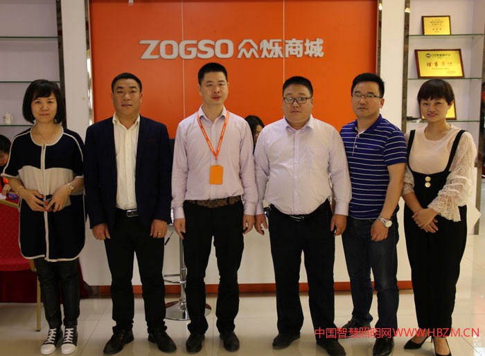 ▲LED專業(yè)委員會輪值會長龍開湘（左二）、劉登明（右三）、理事、眾爍照明總經(jīng)理馮善華（左三）