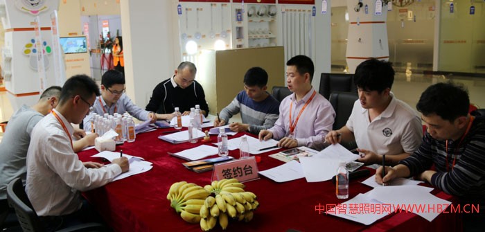 ▲全國各地代理商現(xiàn)場簽約