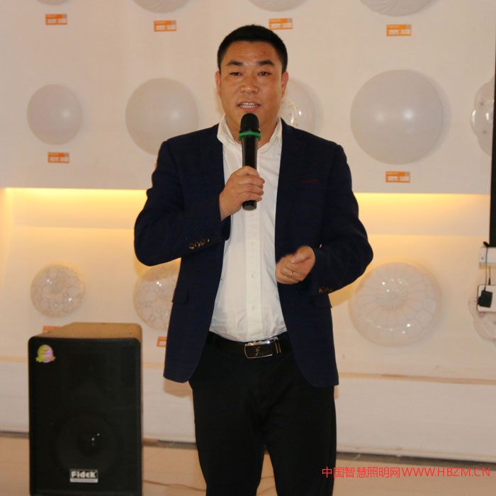 ▲中山市湖南商會LED專業(yè)委員會輪值會長龍開湘