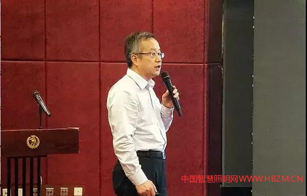 中國建筑科學(xué)研究院建筑環(huán)境與節(jié)能研究院副院長趙建平作《智慧與照明》報告