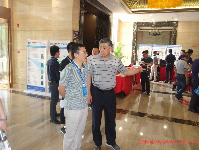 會議期間領導和專家參觀了高端的照明產(chǎn)品和設備