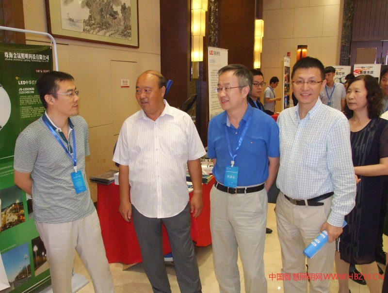 會議期間領導和專家參觀了高端的照明產(chǎn)品和設備