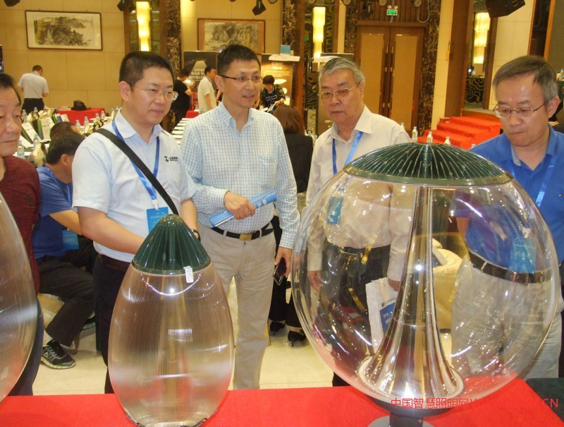 會議期間領導和專家參觀了高端的照明產(chǎn)品和設備