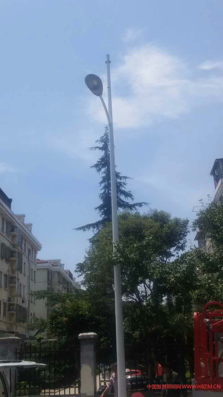通信基站燈桿燈具的它燈桿的一個特征