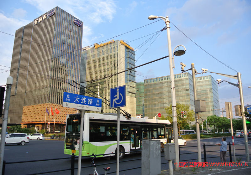 這是我們上海唯一一條路電車線與燈桿的一個合桿。