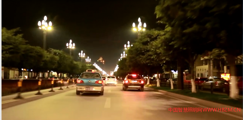 重建北川的時候做的安縣到北川之間的一條快速通道。這個路燈，我覺得誘導性是比較標準的，