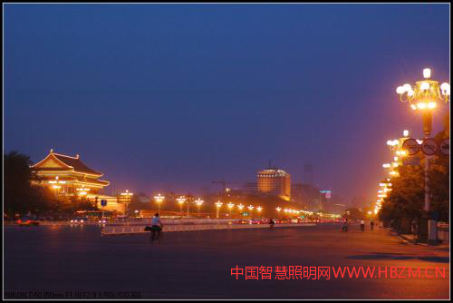 北京天安門長安街的主光源也是中華燈