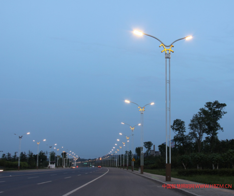 安縣到北川之間的一條快速通道。這個路燈，我覺得誘導性是比較標準的