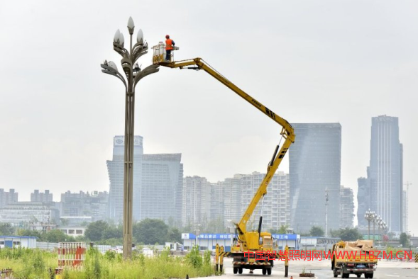 多功能路燈或者智慧路燈，或者是多桿合一的路燈，我們一定要清楚，我們只是做現有通信信息技術的應用創(chuàng)新平臺，我們只是在做平臺，