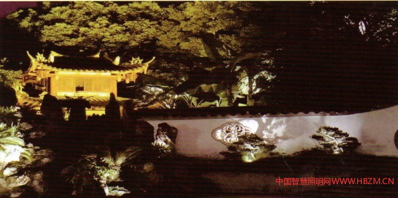 利用原有鈉燈照亮仿古建筑，出現(xiàn)了明暗對比過于鮮明的現(xiàn)象。