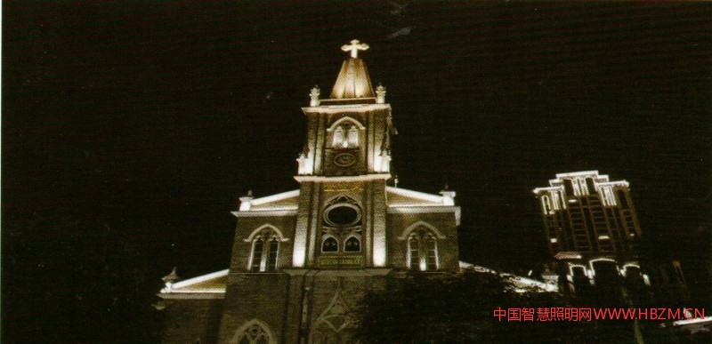 原本這棟歷史建筑在夜晚黯淡無光，經(jīng)過補充提升以后，建筑的細(xì)節(jié)被概括地提煉出來，很好地表達(dá)了宗教氛圍。