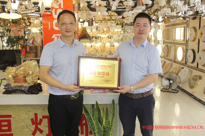  眾爍云倉總經(jīng)理馮善華（右）在旗艦店與黃總合影