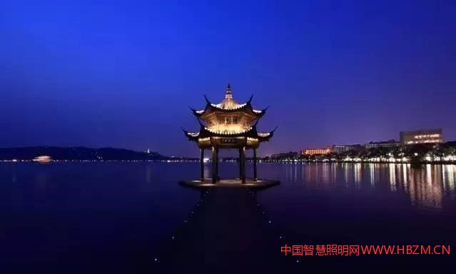 山水相依、具有獨特水墨韻味的夜西湖