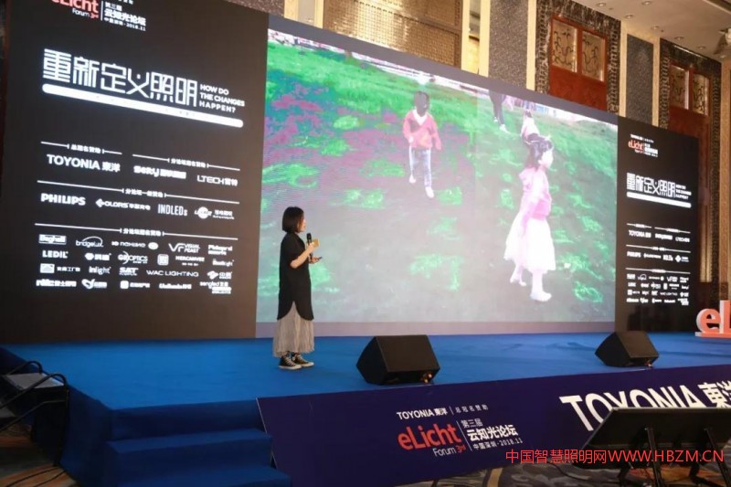 ▲Assbook設(shè)計(jì)食堂創(chuàng)始人 尤揚(yáng)，屏幕上的是第一屆城事設(shè)計(jì)節(jié)上洪偉翔的燈光藝術(shù)作品