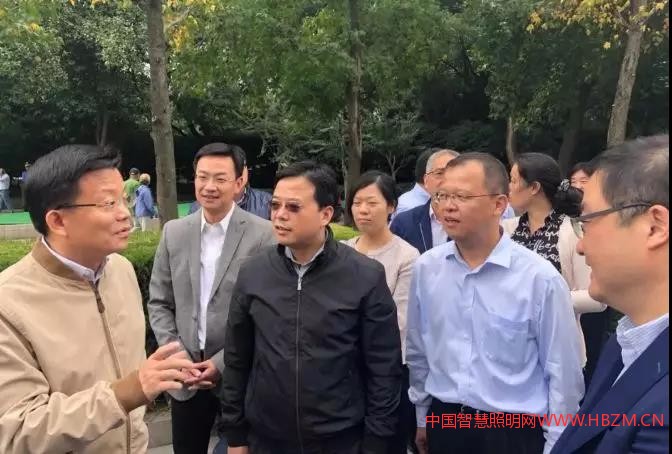 上海市副市長時光輝、副秘書長黃融、黃浦區(qū)長巢克儉等領(lǐng)導(dǎo)視察了外灘中山東一路多桿合一工程