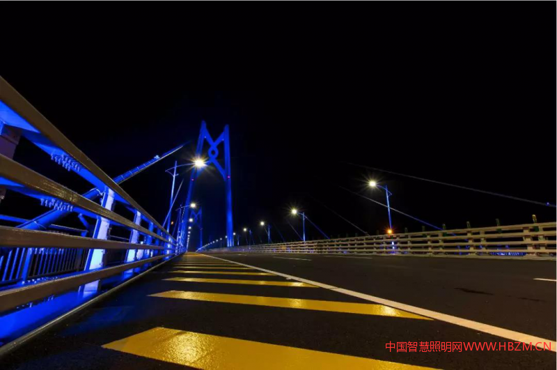 在滿足照度均勻的條件下，極力提高亮度均勻性，消除斑馬線效應(yīng)。