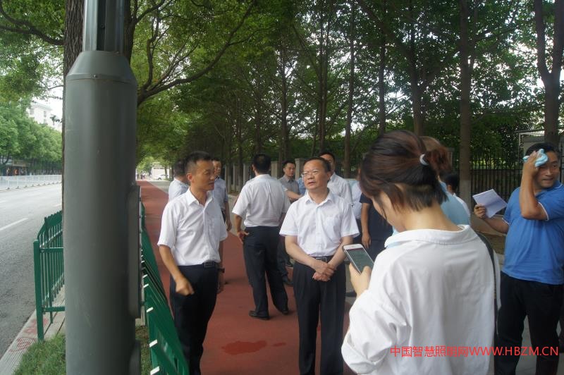 長(zhǎng)沙市委副書(shū)記、市長(zhǎng)胡忠雄親臨改造后的車站北路考察改造提升后的市容市貌