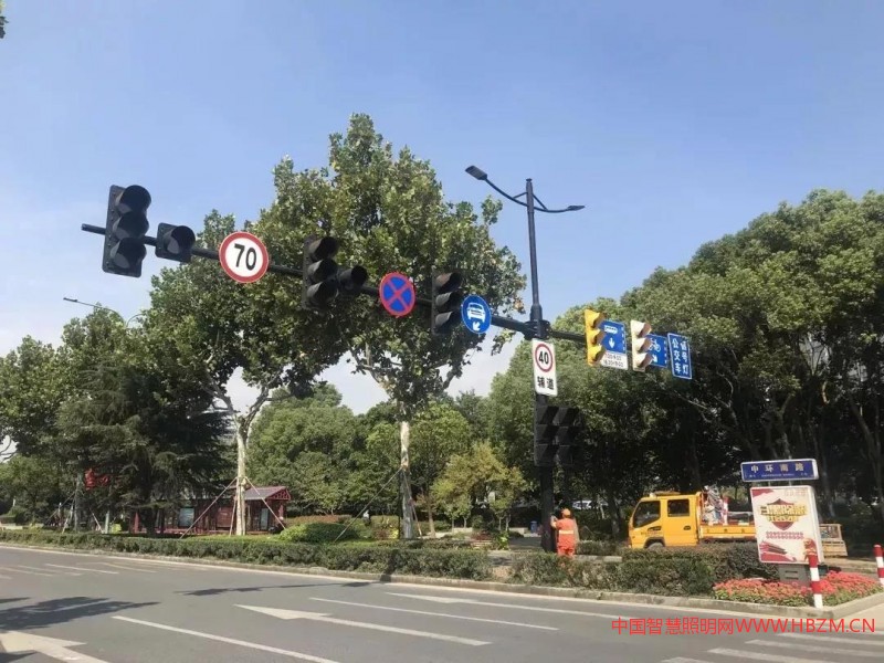 嘉興市區(qū)中環(huán)南路和花園路交叉口智慧燈桿